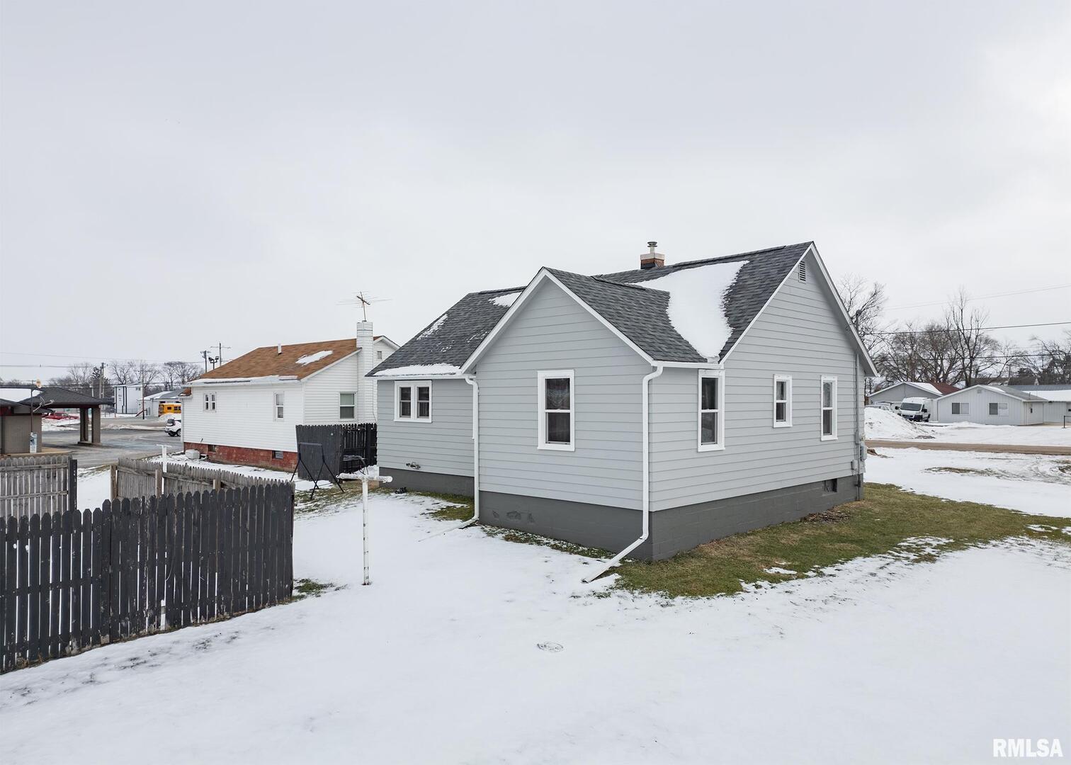 116 West Garfield Street Kewanee, IL 61443 - Photo 4 of 23 a view of a house with a yard