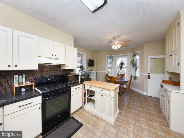 a livingroom with workspace and a window