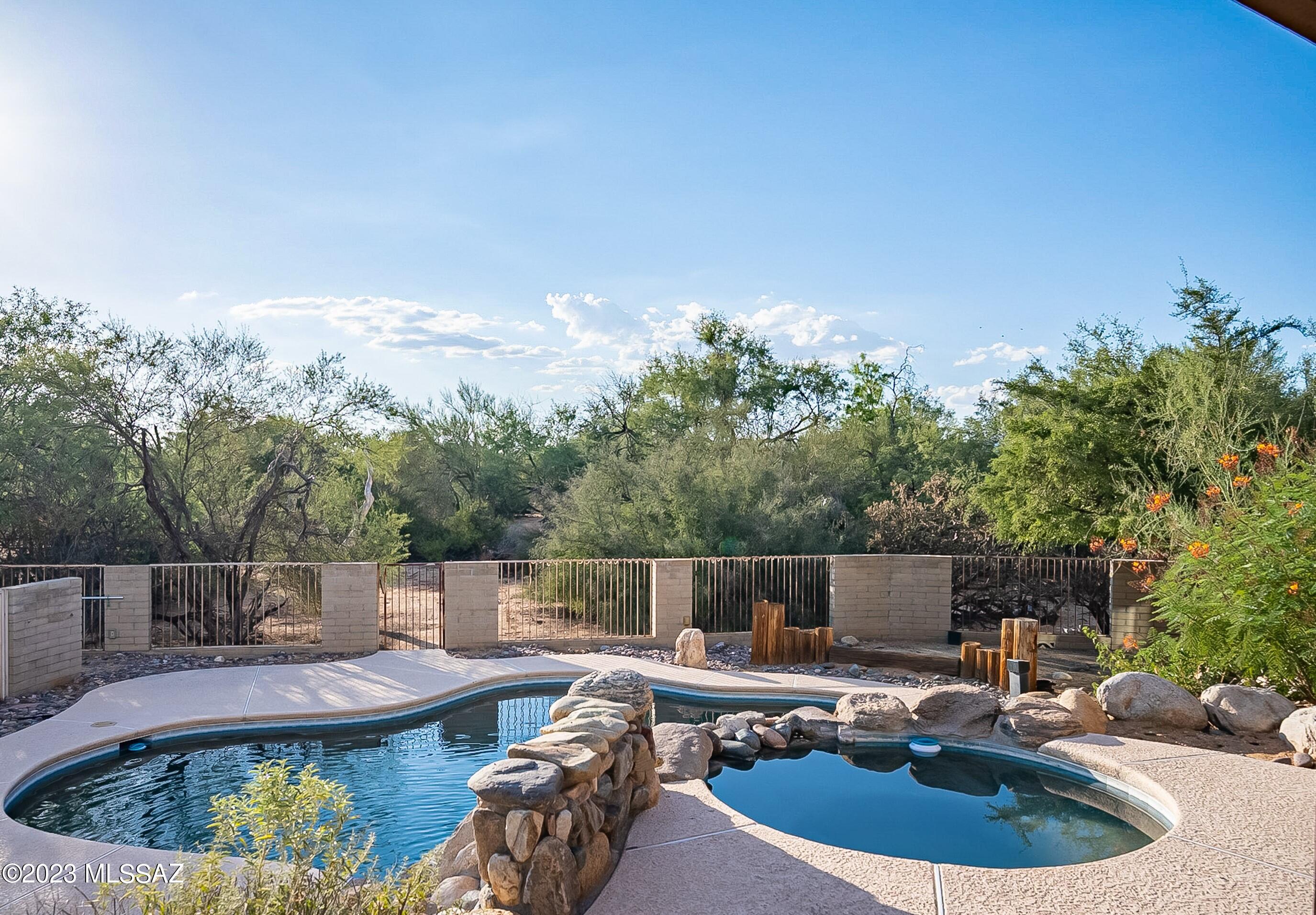 8363 North Wanda Road Tucson, AZ 85704 - Photo 2 of 43