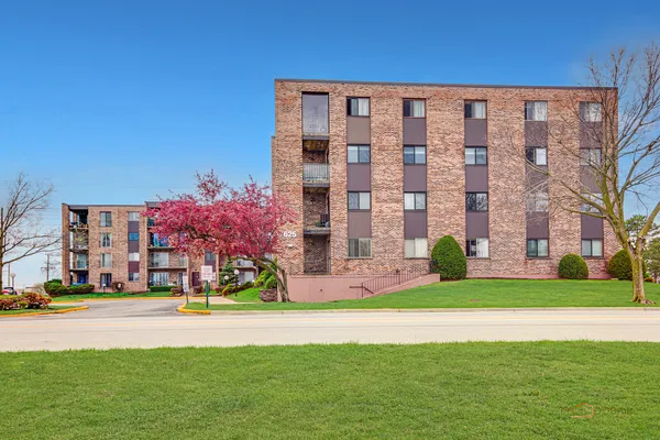 $160,000 | 625 West Huntington Commons Road, Unit 208, Mount Prospect, IL 60056