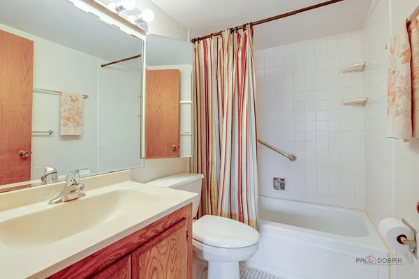 $160,000 | 625 West Huntington Commons Road, Unit 208, Mount Prospect, IL 60056