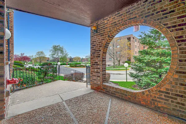 $160,000 | 625 West Huntington Commons Road, Unit 208, Mount Prospect, IL 60056
