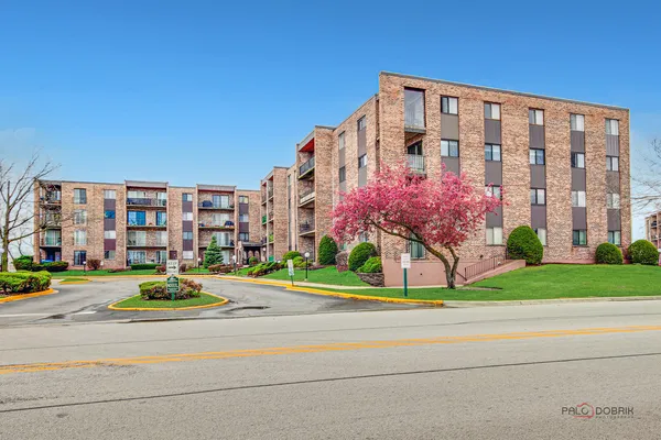 $160,000 | 625 West Huntington Commons Road, Unit 208, Mount Prospect, IL 60056