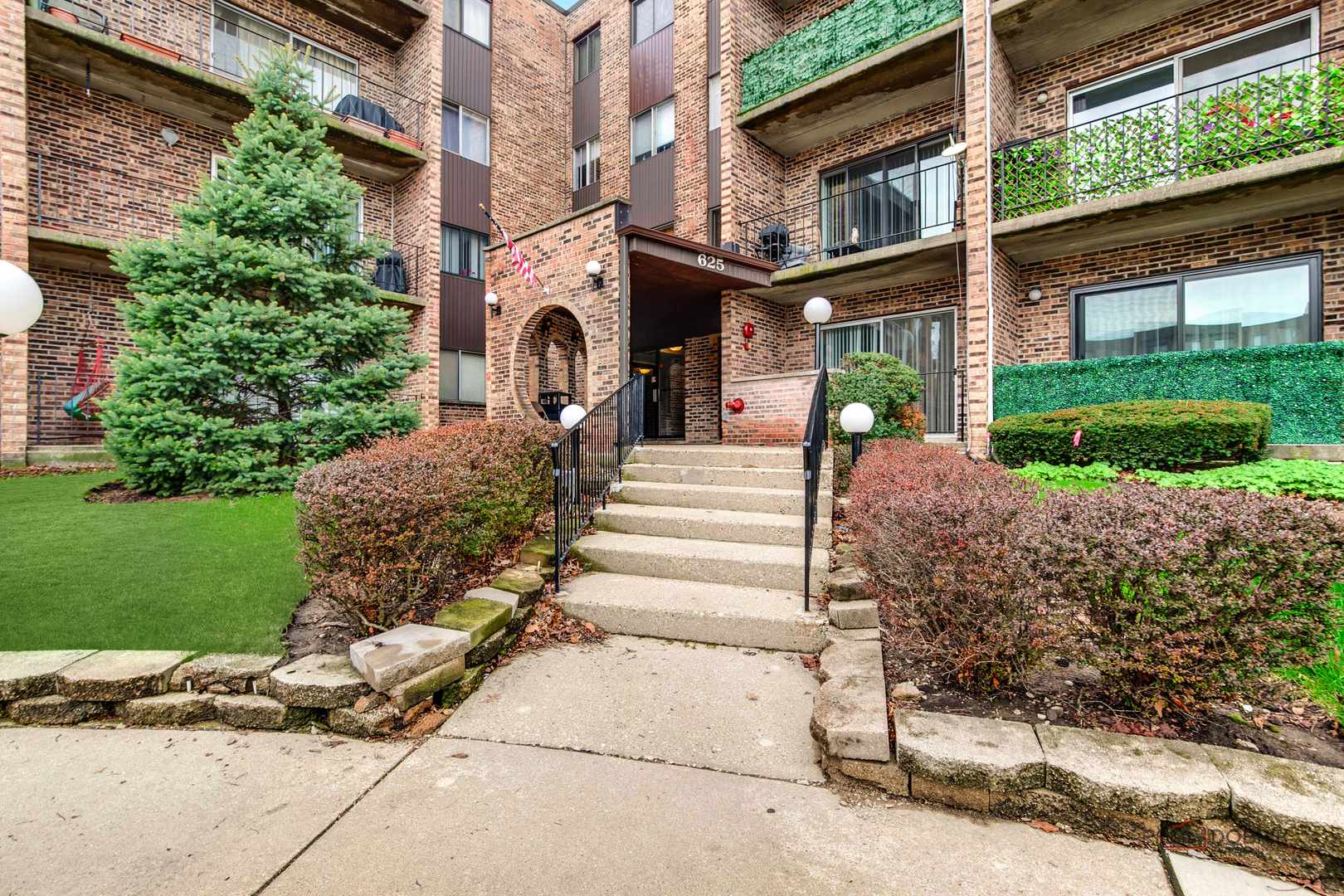 625 West Huntington Commons Road, Unit 208 Mount Prospect, IL 60056 - Photo 3 of 22