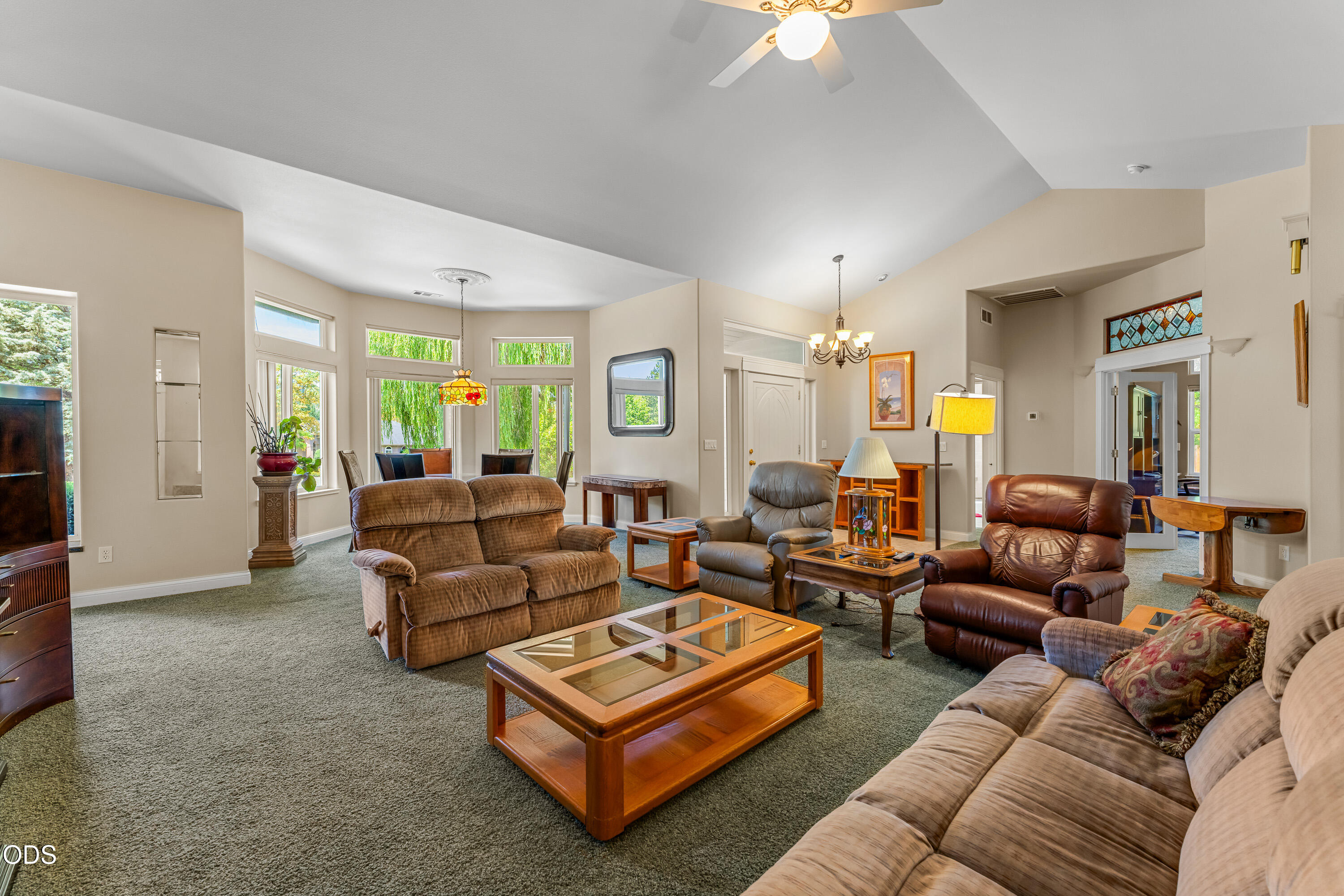 155 Kingsgate Way Grants Pass, OR 97527 - Photo 14 of 53