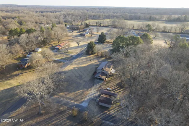 a view of residential houses with sky view
