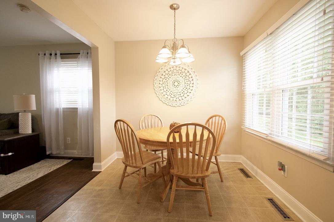 108 Patricia Road Newark, DE 19713 - Photo 10 of 36 Dinning Room