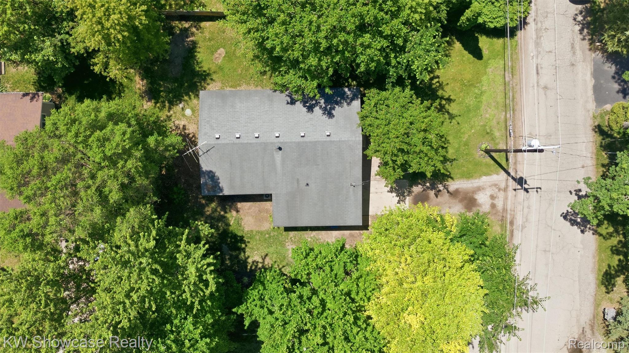 801 Farnsworth Road White Lake, MI 48386 - Photo 28 of 30 35-DJI_20260620122049_0990_D.jpg