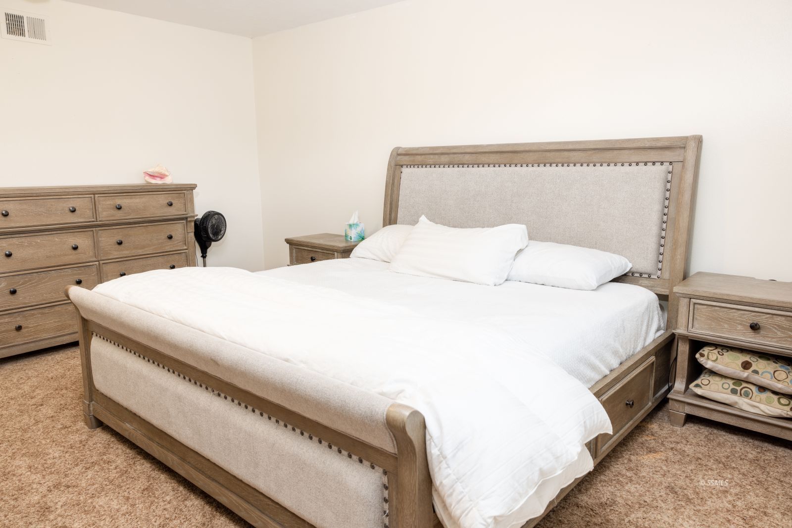 530 South Warner Street Ridgecrest, CA 93555 - Photo 21 of 32 a bedroom with a bed and a night stand