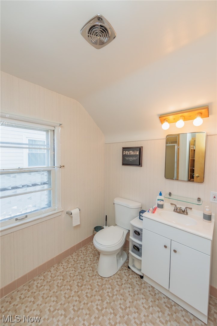 5198 East Farnhurst Road Cleveland, OH 44124 - Photo 26 of 34 Primary bathroom