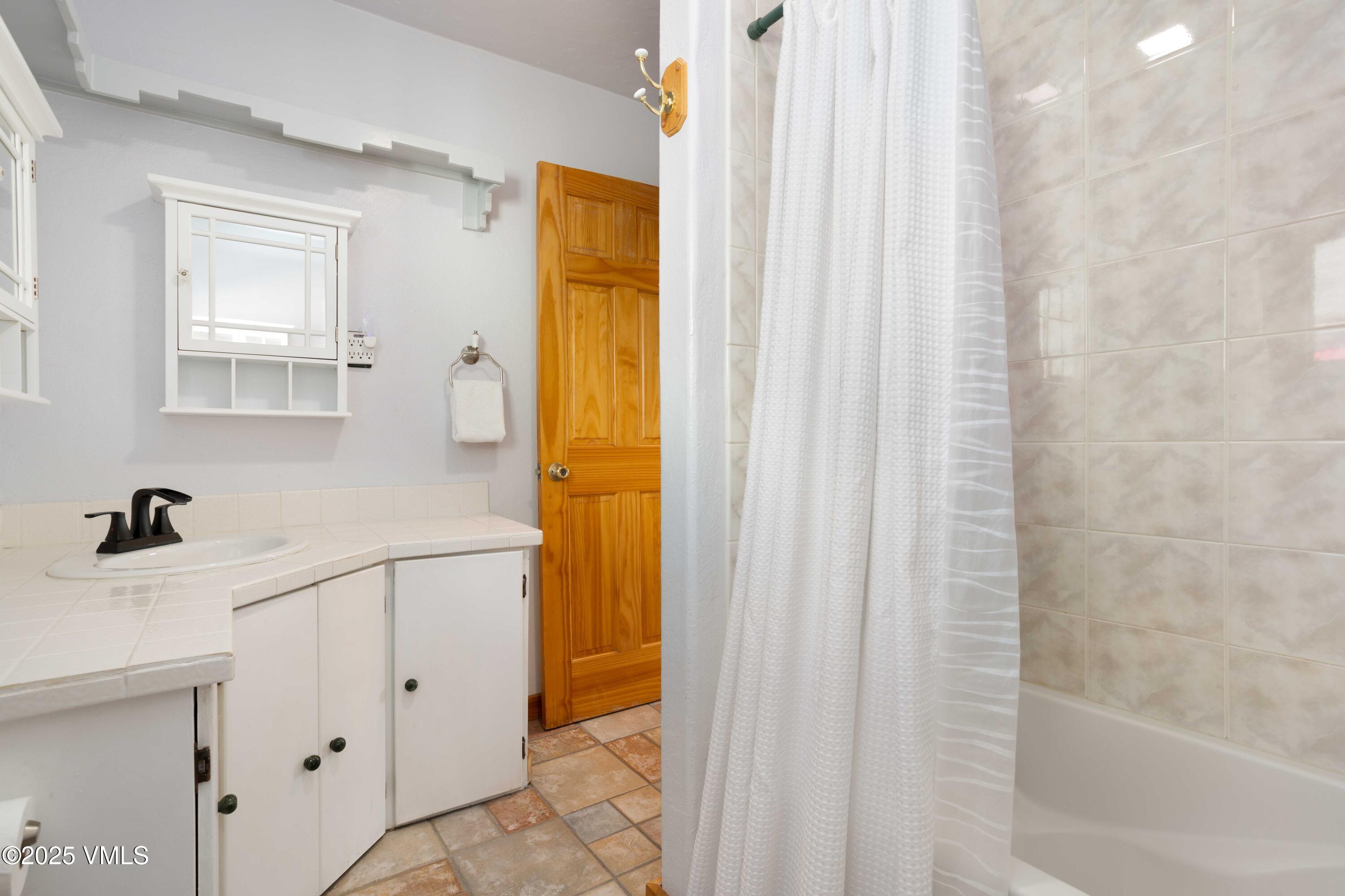 561 Main Street Minturn, CO 81645 - Photo 20 of 29 a bathroom with a sink a mirror and a bathtub
