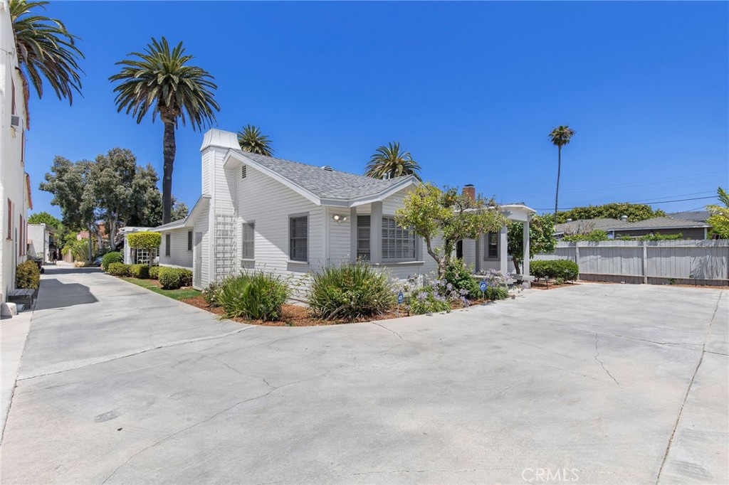 4124 East 5th Street Long Beach, CA 90814 - Photo 5 of 38 a front view of a house with a garden