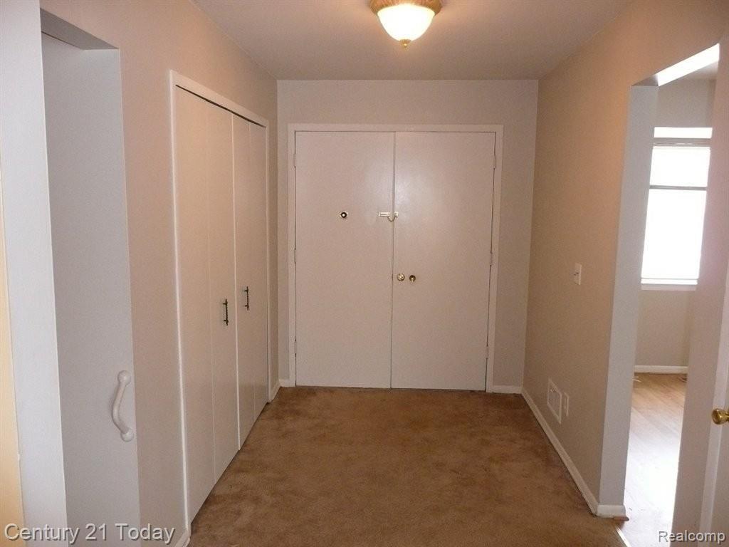 29739 Sugar Spring Road Farmington, MI 48334 - Photo 12 of 25 Large Entry Foyer