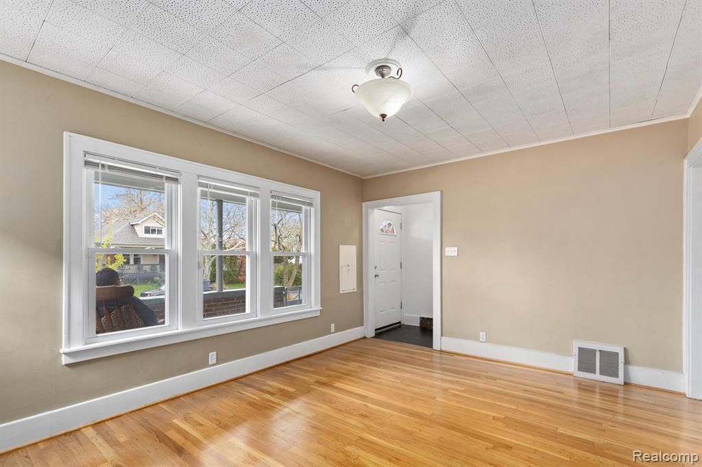 1347 Wayburn Street Grosse Pointe, MI 48230 - Photo 5 of 32