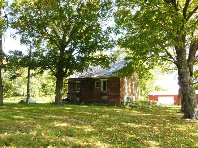 17221 Dewitt Road Dewitt, IL 61735 - Photo 2 of 9 a front view of a house with a garden