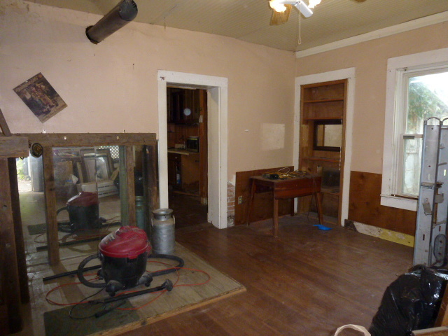 17221 Dewitt Road Dewitt, IL 61735 - Photo 6 of 9 a room with furniture and wooden floor