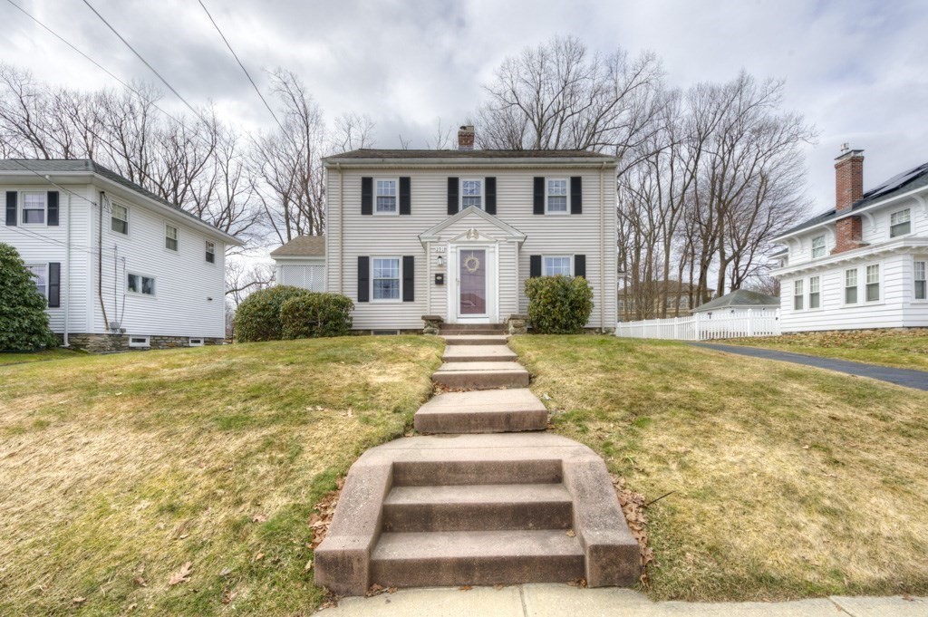 291 Beverly Road Worcester, MA 01605 - Photo 2 of 42 a front view of a house with a yard
