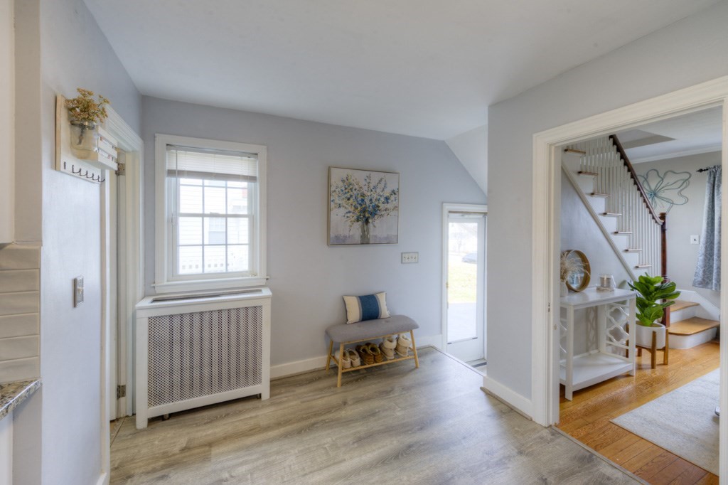 291 Beverly Road Worcester, MA 01605 - Photo 23 of 42 a living room with furniture and a potted plant
