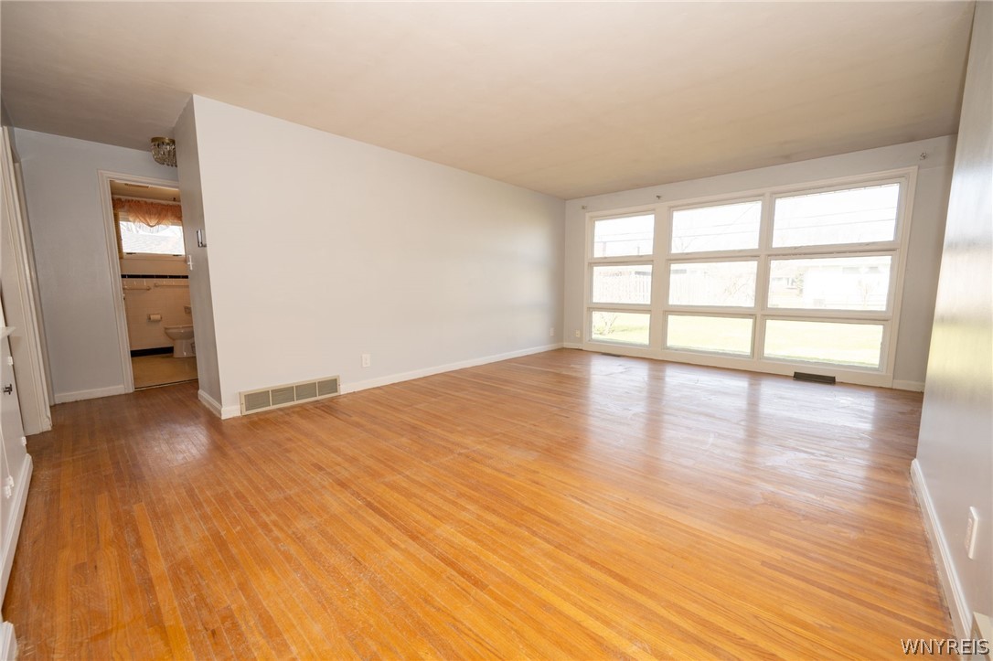 102 Woodgate Road Tonawanda, NY 14150 - Photo 7 of 37