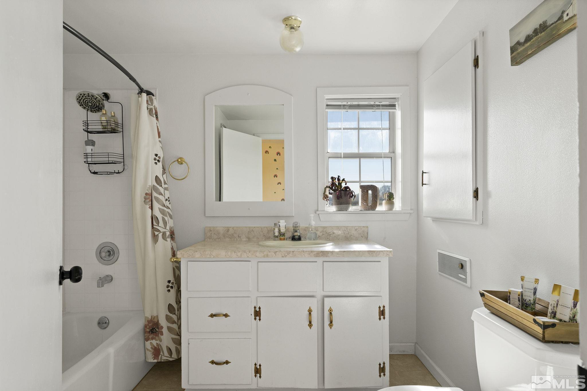 2375 Rice Road Fallon, NV 89406 - Photo 21 of 39 a bathroom with a granite countertop sink a mirror and a bathtub