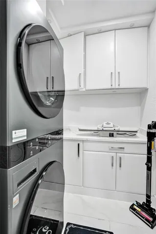 a view of entryway with bathroom