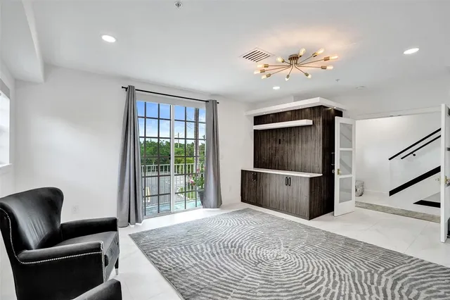 a view of a livingroom with a ceiling fan