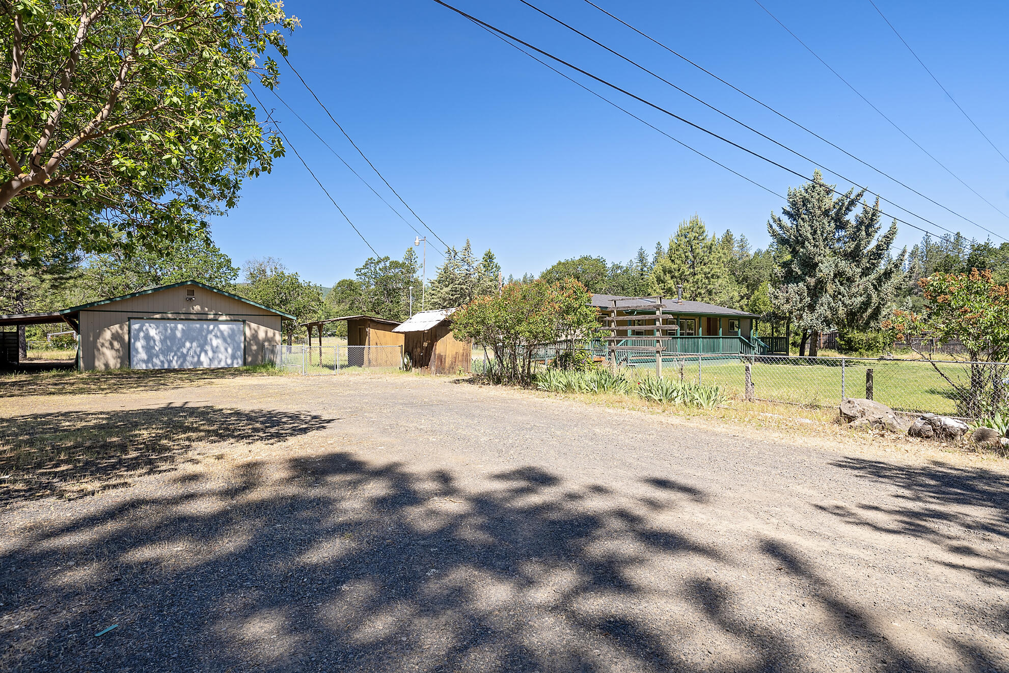 180 Daryl Lane Eagle Point, OR 97524 - Photo 2 of 21 Front of Home
