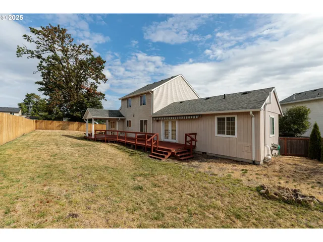 a view of a house with backyard