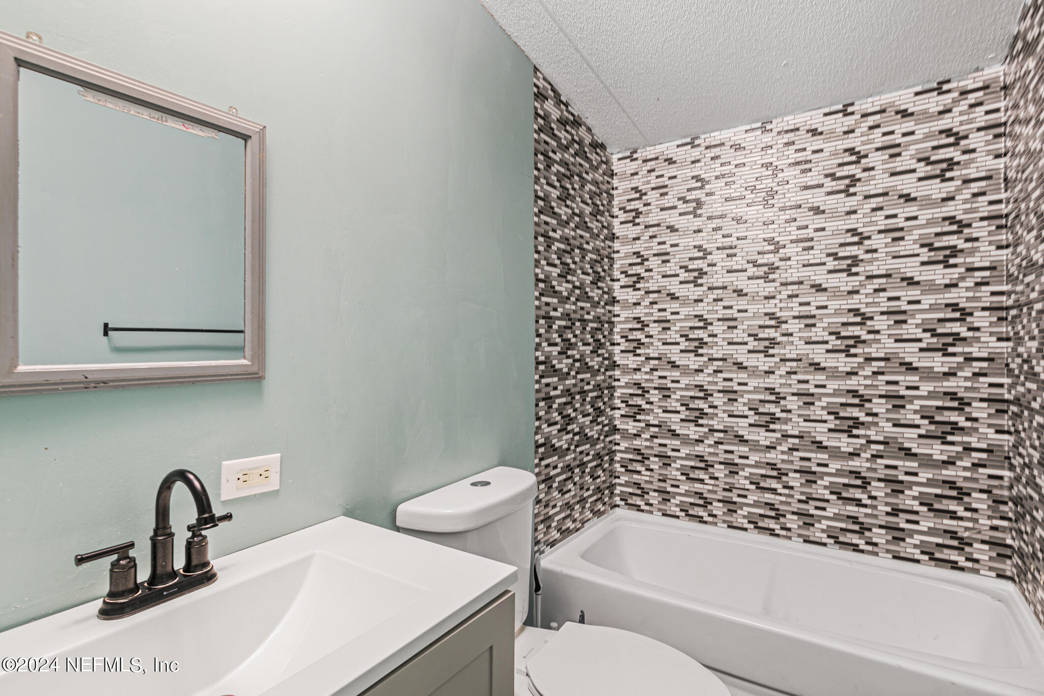 54394 Lee Stoner Road East Callahan, FL 32011 - Photo 20 of 35 a bathroom with a bathtub and a sink
