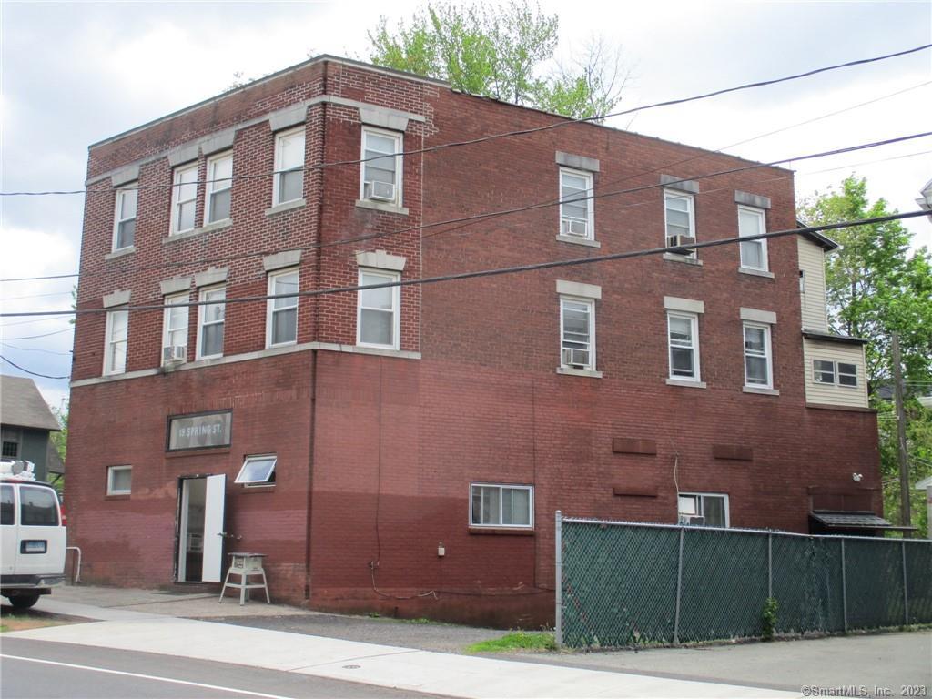 a large building that has lots of windows on it