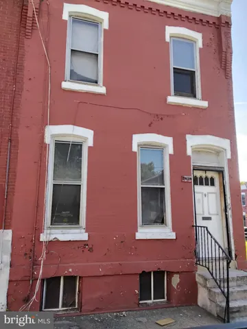 a building that has a lot of windows in it