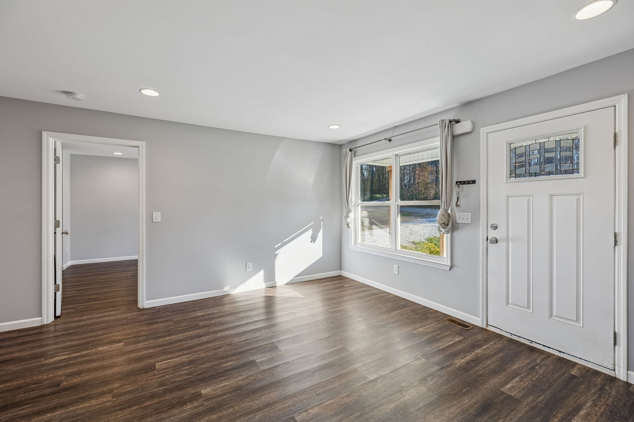 142 Pine Avenue Morrison, TN 37357 - Photo 4 of 29 a view of livingroom with hardwood