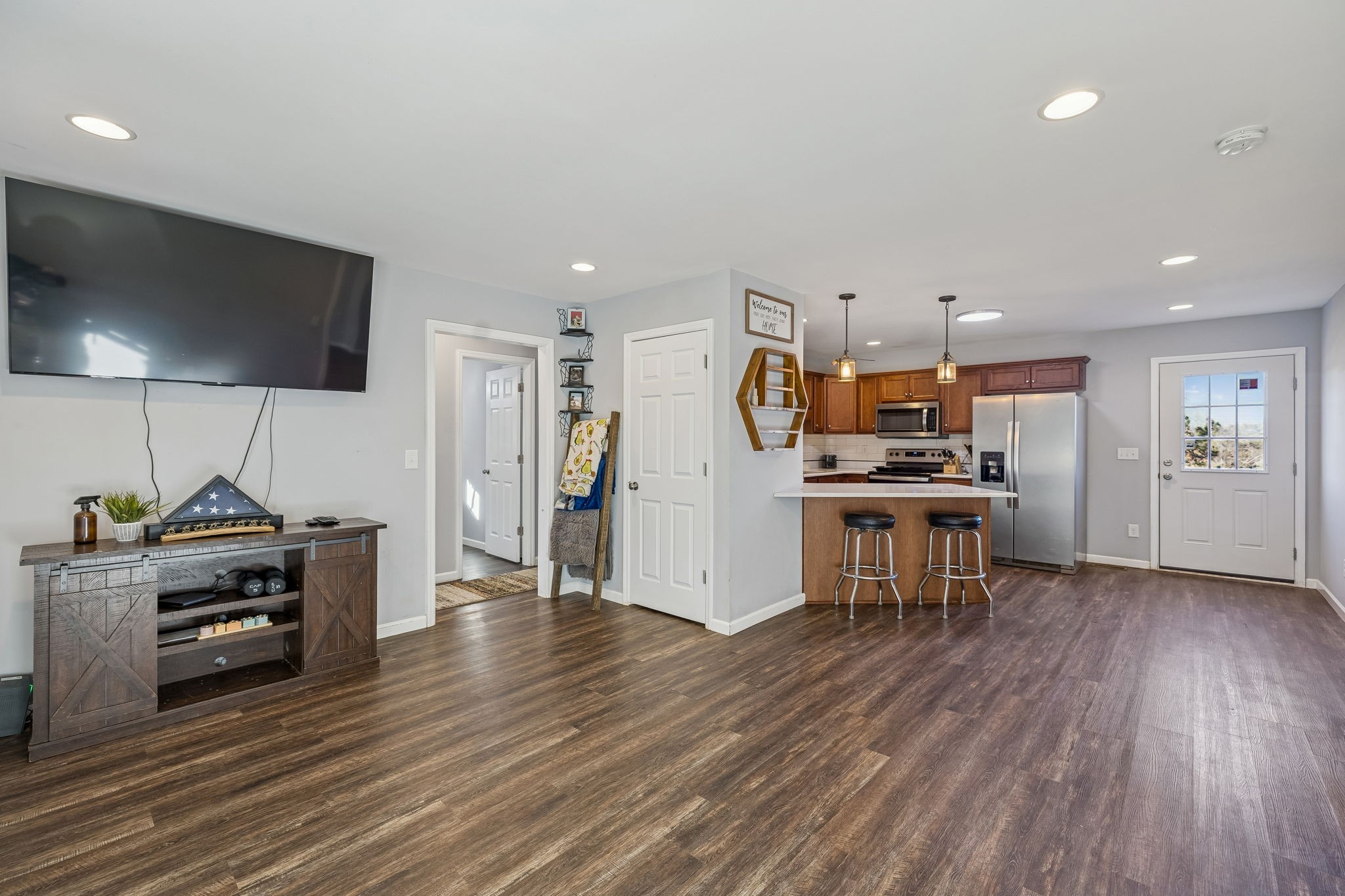142 Pine Avenue Morrison, TN 37357 - Photo 5 of 29 a living room with stainless steel appliances furniture and a flat screen tv