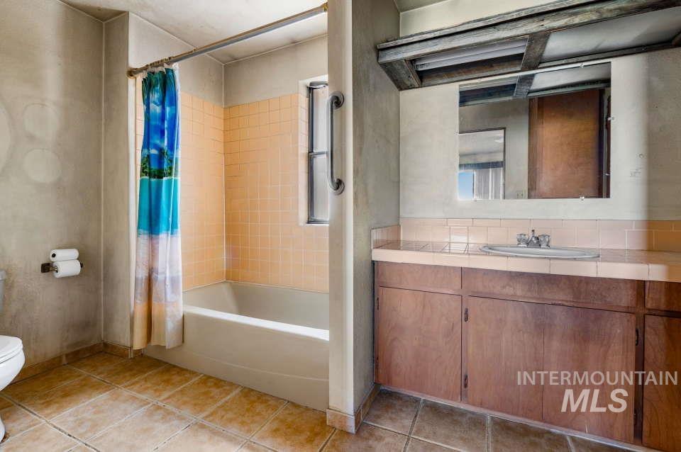 2026 Silcott Hills Road Clarkston, WA 99403 - Photo 21 of 29 Full bathroom with tile patterned floors, vanity, and shower / tub combo