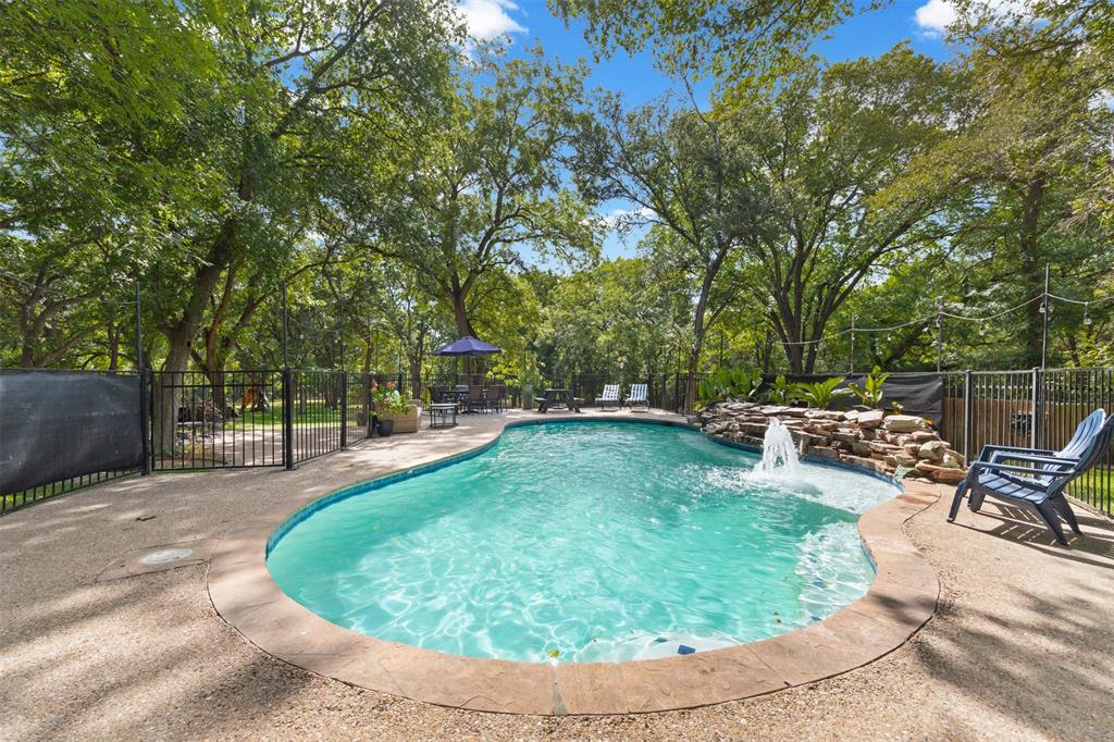 318 Ridge Creek Road Waxahachie, TX 75167 - Photo 34 of 40 Freeform swimming pool featuring a waterfall and fountain
