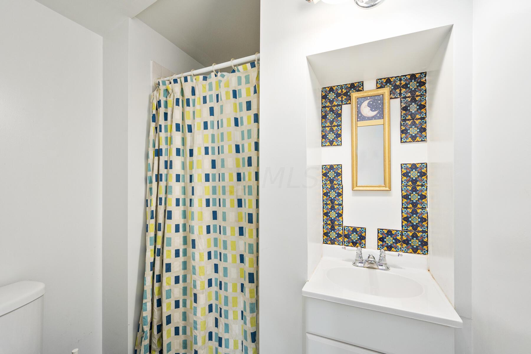 5156 River Road Radnor, OH 43066 - Photo 52 of 54 2nd Floor Full Bath