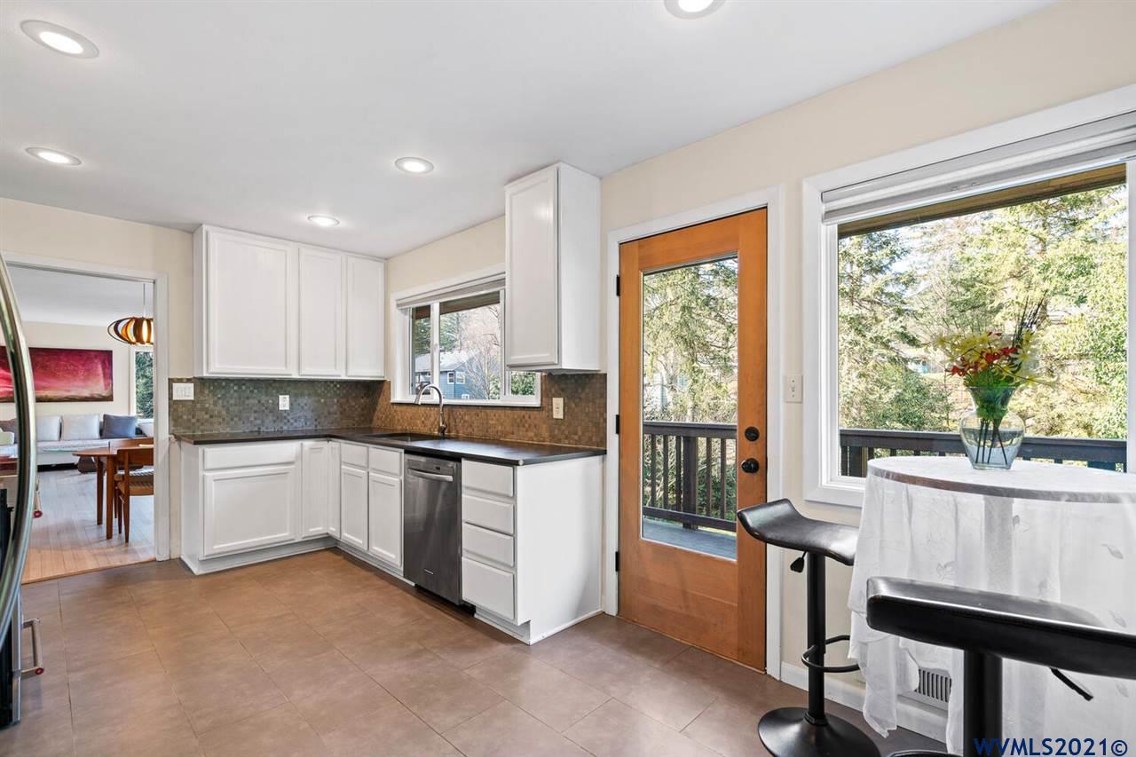 5533 Southwest Vermont Street Portland, OR 97219 - Photo 10 of 30