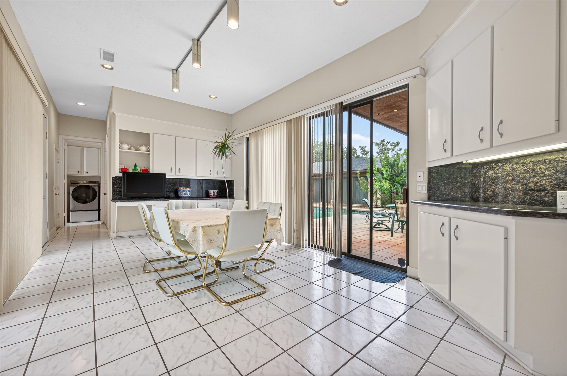 8103 Lake Edge Court Houston, TX 77071 - Photo 22 of 48 Bright breakfast area with direct access to outdoor patio