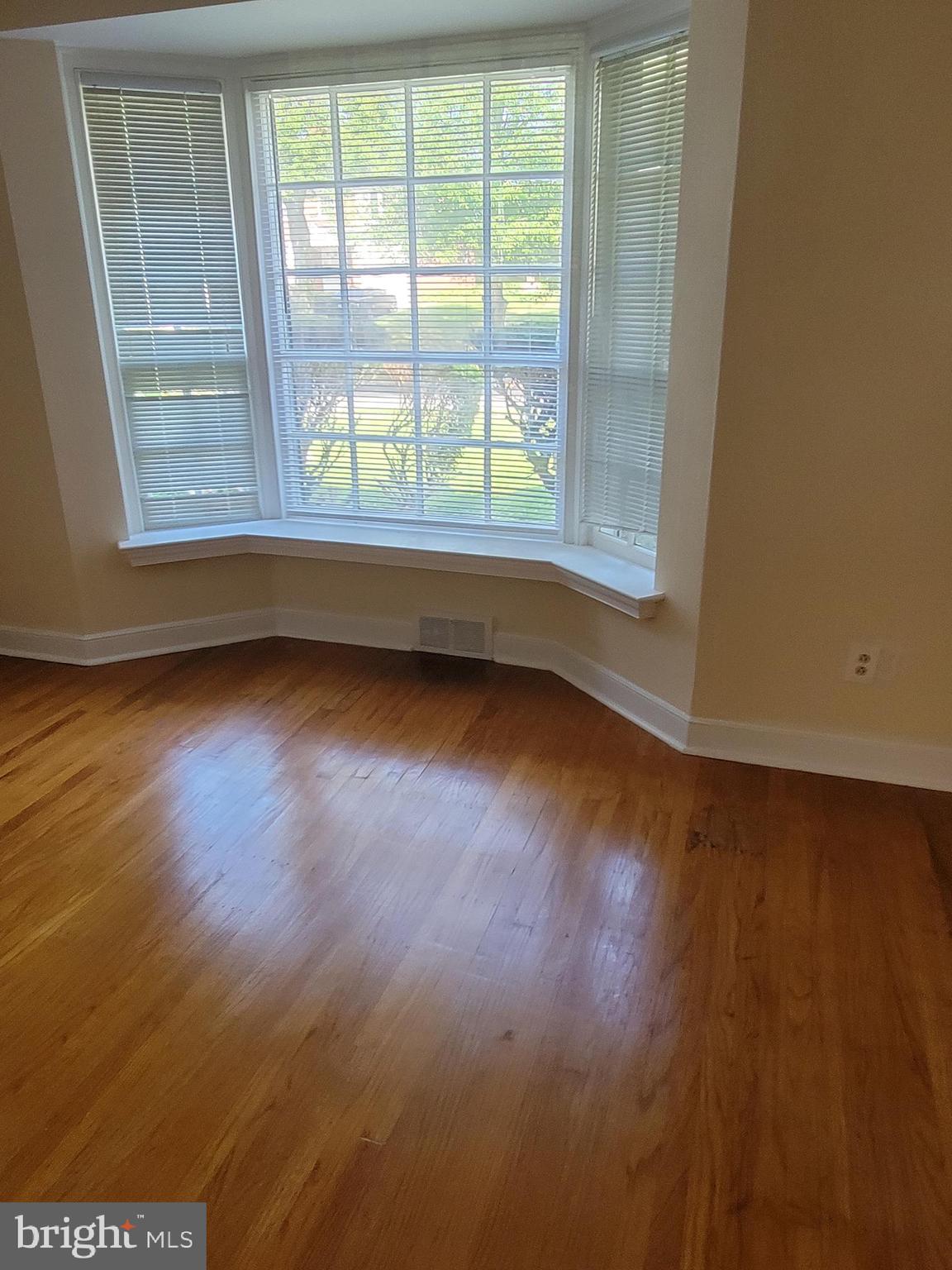 7633 Brookfield Road Cheltenham, PA 19012 - Photo 7 of 12 Living