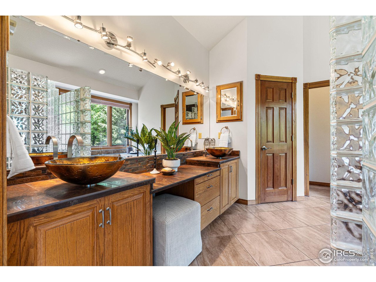 6968 Springhill Drive Niwot, CO 80503 - Photo 19 of 40 a kitchen with stainless steel appliances kitchen island granite countertop a sink and a granite counter tops