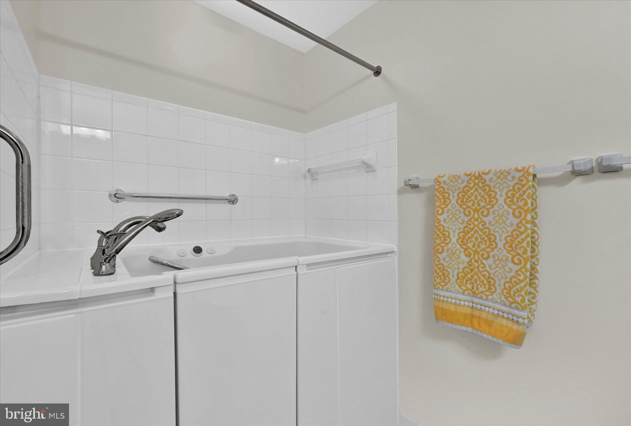 12350 Rosslare Ridge Road, Unit 304 Lutherville-Timonium, MD 21093 - Photo 19 of 27 Hall bath is equipped with a Kohler Walk-In Bath!