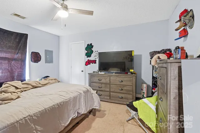 a view of livingroom with dining area