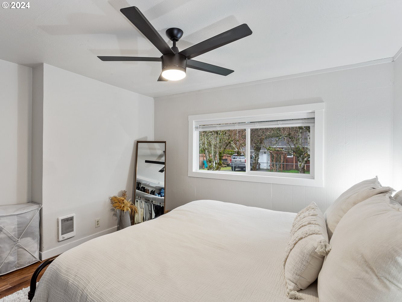 205 North 9th Avenue Ridgefield, WA 98642 - Photo 21 of 48 a bedroom with a bed and a window
