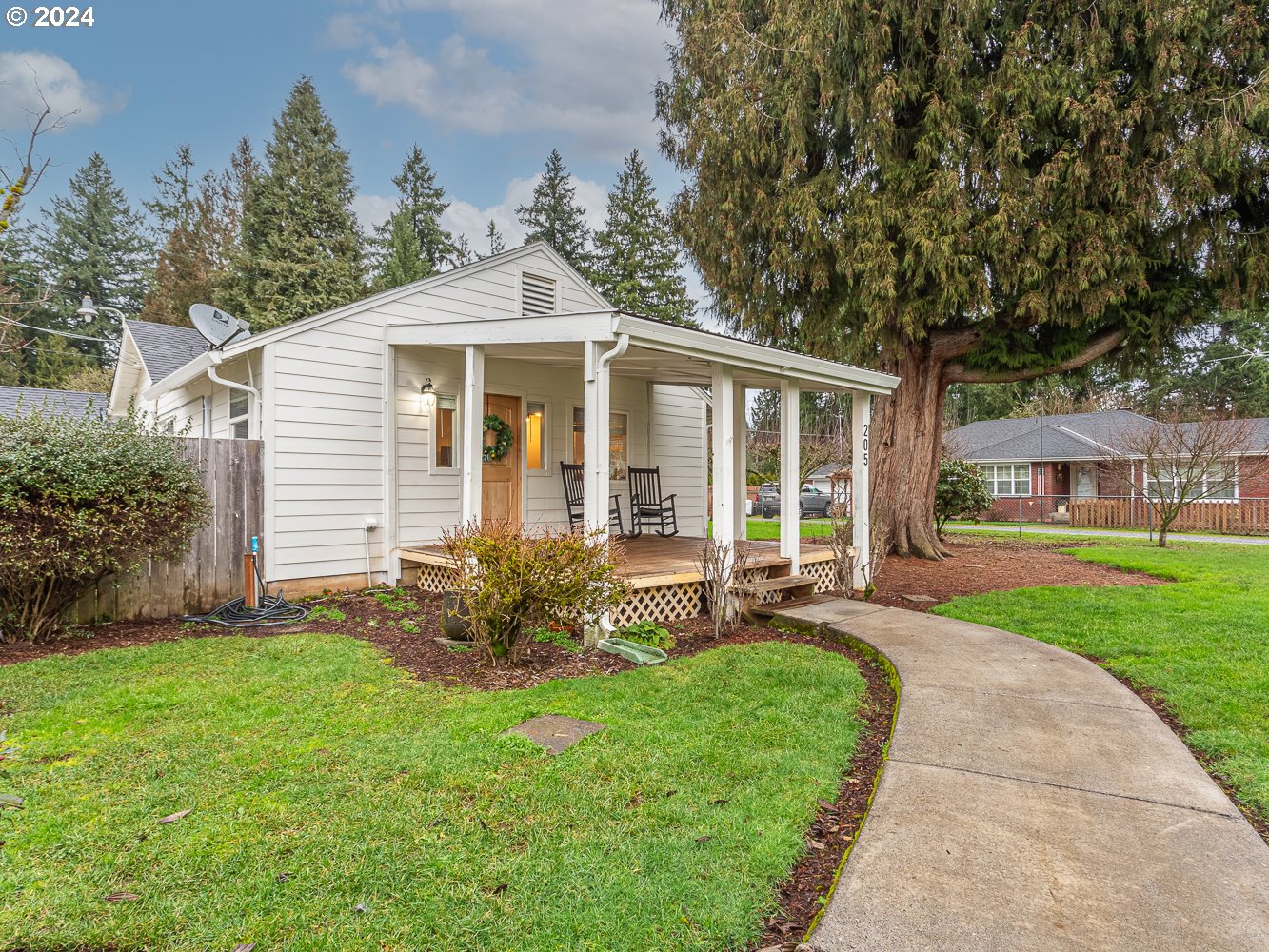 205 North 9th Avenue Ridgefield, WA 98642 - Photo 42 of 48 a front view of a house with garden