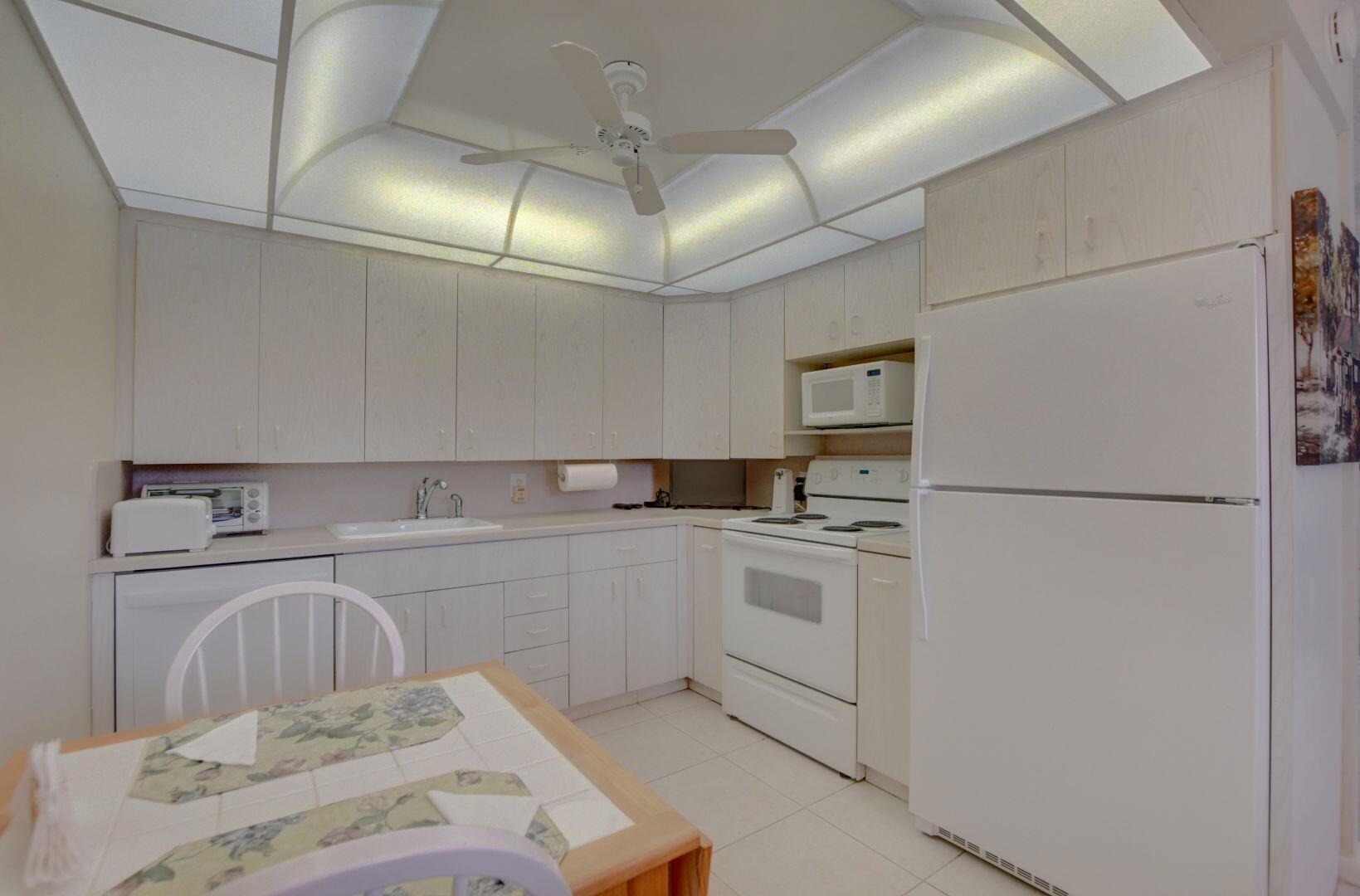 2015 Hythe A Boca Raton, FL 33434 - Photo 4 of 58 Eat in Kitchen