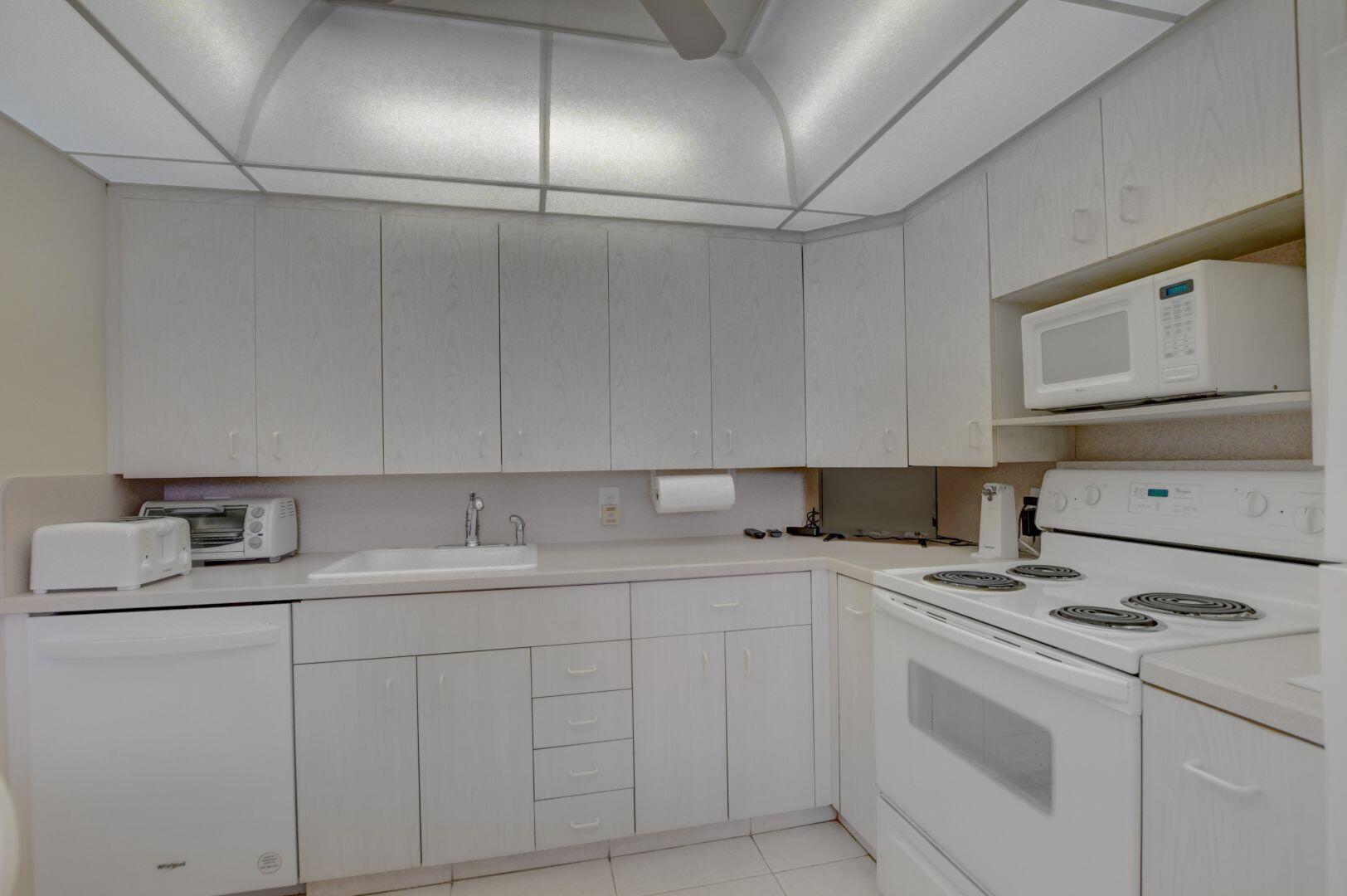 2015 Hythe A Boca Raton, FL 33434 - Photo 5 of 58 Eat In Kitchen