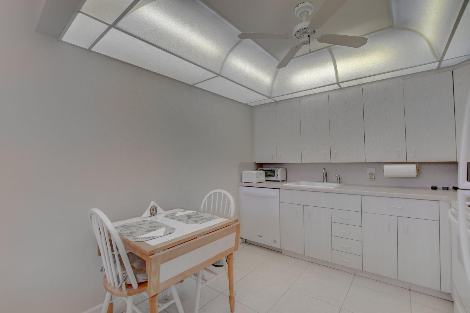 2015 Hythe A Boca Raton, FL 33434 - Photo 6 of 58 Eat In Kitchen