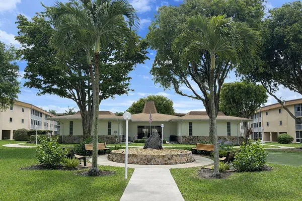 $1,400 | 700 Village Green Court, Unit 316, Palm Springs, FL 33461