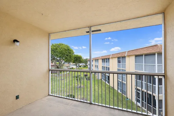 $1,400 | 700 Village Green Court, Unit 316, Palm Springs, FL 33461