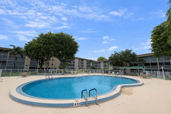 $1,400 | 700 Village Green Court, Unit 316, Palm Springs, FL 33461